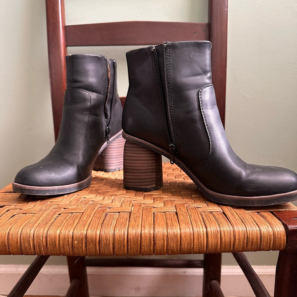 Korks side zip booties